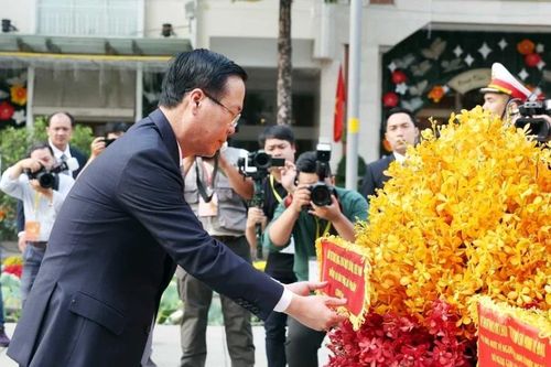 Chủ tịch nước Võ Văn Thưởng cùng kiều bào dâng hương, thả cá tại Bến Nhà Rồng