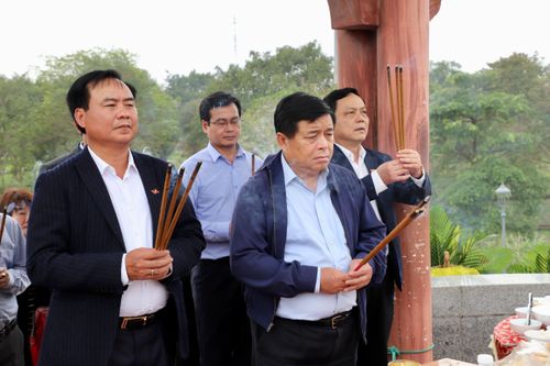 Bộ trưởng Kế hoạch và Đầu tư Nguyễn Chí Dũng viếng nghĩa trang liệt sĩ, trao quà cho hộ nghèo ở Quảng Trị