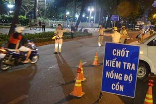 Tay nâng chén rượu, đừng rơi mất mình