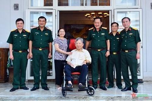 Thượng tướng Võ Minh Lương chúc Tết Thượng tướng Phan Trung Kiên, dâng hương tưởng niệm Thượng tướng Nguyễn Thành Cung