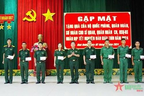 Trao quà Tết tặng gia đình quân nhân có hoàn cảnh khó khăn