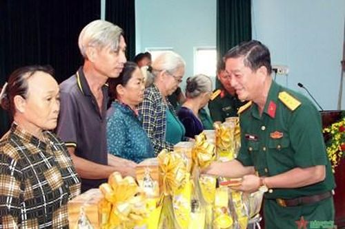 Trung tướng Nguyễn Văn Nam tặng quà gia đình chính sách tại huyện Đức Hòa, Long An