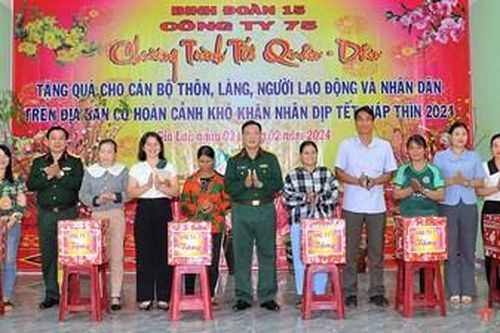 Công ty 75 (Binh đoàn 15): Trao 6.000 suất quà Tết tặng người lao động và nhân dân trên địa bàn