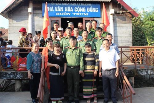 Lãnh đạo Công an Đắk Nông tặng quà Tết cho đồng bào buôn kết nghĩa