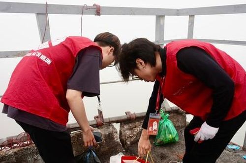 Tình nguyện viên hỗ trợ người dân lan tỏa thông điệp bảo vệ môi trường
