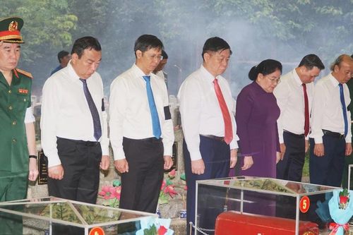 Trưởng Ban Tuyên giáo Trung ương Nguyễn Trọng Nghĩa dự lễ truy điệu, an táng hài cốt liệt sĩ