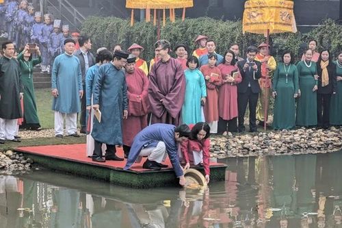 Hà Nội thả cá chép trên dòng sông cổ ở Hoàng thành Thăng Long