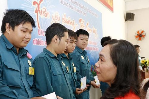 Trao quà 'Xuân yêu thương – Tết sum vầy' đến chiến sĩ, người lao động khó khăn quận 3