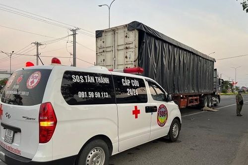 Lao vào xe container, 1 thanh niên tử vong tại chỗ