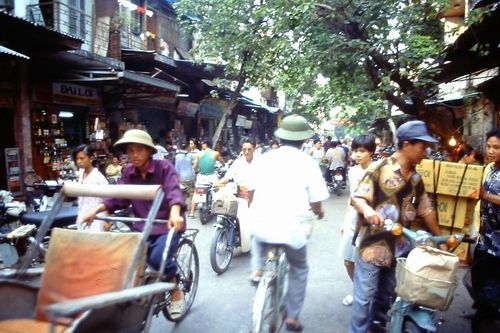 Loạt ảnh 'sống động đậy' về khu phố cổ Hà Nội năm 1995