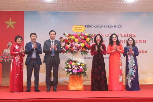 Hà Nội gắn biển công trình chào mừng 94 năm ngày thành lập Đảng