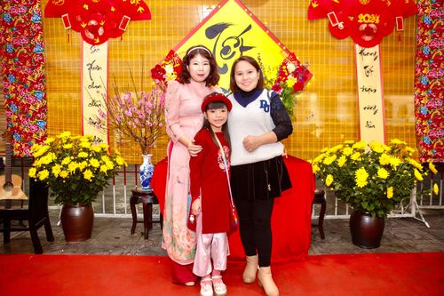 Học sinh gây quỹ từ thiện thông qua hội chợ 'Xuân yêu thương 2024'