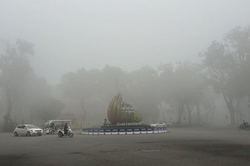 Lạ lẫm hình ảnh Hà Nội chìm trong sương mù dày đặc như ở Sa Pa hay Đà Lạt