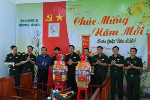 Thượng tướng Võ Minh Lương chúc Tết quân, dân biên giới Tây Ninh