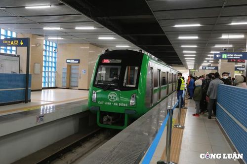 Tàu điện Cát Linh - Hà Đông phục vụ hành khách xuyên Tết Nguyên đán 2024