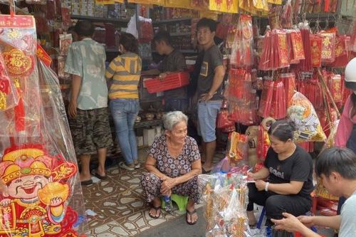 Người dân đổ xô đến chợ 'cõi âm' lớn nhất TP HCM mua đồ cúng ông Táo