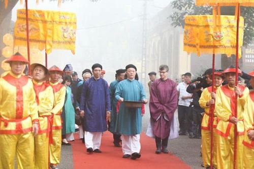 Dâng hương, thả cá chép vàng ở dòng sông cổ tại Hoàng thành Thăng Long