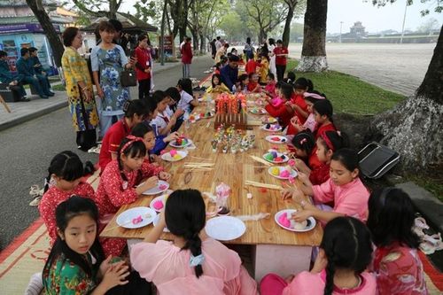 Tết Huế tái hiện các phong tục ngày Tết đất Cố đô