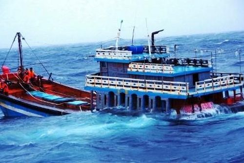 Tàu cá bị sà lan đâm chìm, 6 ngư dân được cứu sống