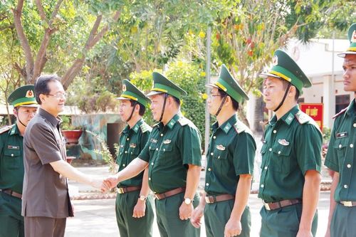 Bí thư Tỉnh ủy Lê Hồng Quang đến thăm và chúc Tết Bộ đội Biên phòng An Giang