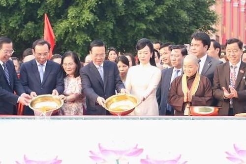 Chủ tịch nước và phu nhân dâng hương, thả cá chép ở Bến Nhà Rồng
