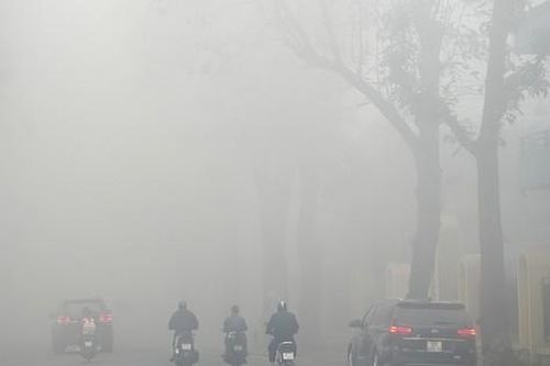 Sương mù dày đặc chưa từng thấy, trời Hà Nội như Sa Pa