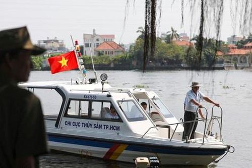 Tàu kiểm ngư, cảnh sát đi tuần ngăn chặn chích điện vớt cá ngày ông Táo ở TPHCM