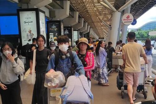 Khách 'chóng mặt' vì loạt chuyến bay ở Tân Sơn Nhất buộc phải đổi lịch trình