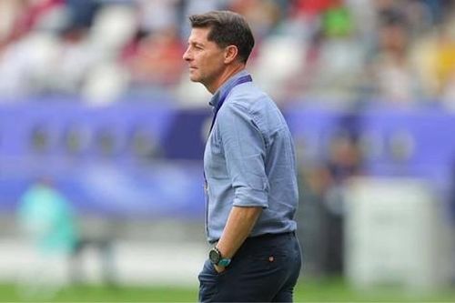 HLV tuyển Iraq dọa từ chức sau vụ bị nhà báo tấn công tại Asian Cup 2023