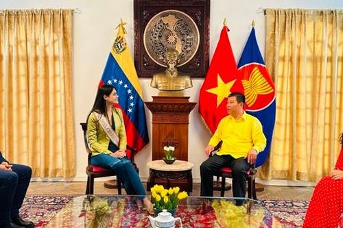 Miss Charm Venezuela 2024 thăm và chúc Tết Đại sứ quán Việt Nam tại Venezuela