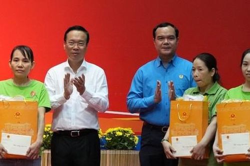 Chủ tịch nước Võ Văn Thưởng tặng quà người lao động