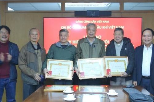Trao Huy hiệu 40 năm tuổi Đảng cho các đồng chí lão thành Hội Dầu khí Việt Nam