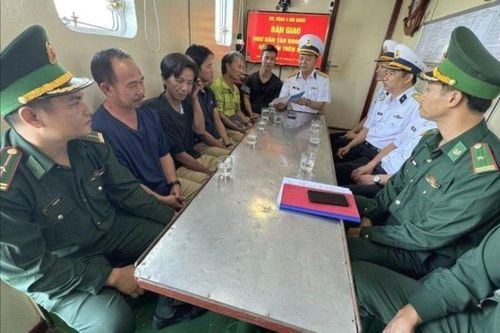 Hải quân đưa 5 ngư dân Bình Định gặp nạn vào bờ đoàn tụ gia đình đón Tết
