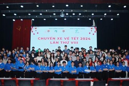 Ấm lòng 8 năm liên tiếp tổ chức 'chuyến xe về tết' miễn phí dành cho sinh viên