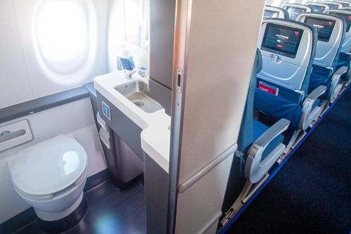 Nữ hành khách gây rối, đe dọa tiếp viên trên máy bay đối mặt án phạt 21 năm tù