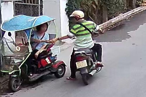 Người khuyết tật ở Bình Dương bị giật hàng trăm tờ vé số