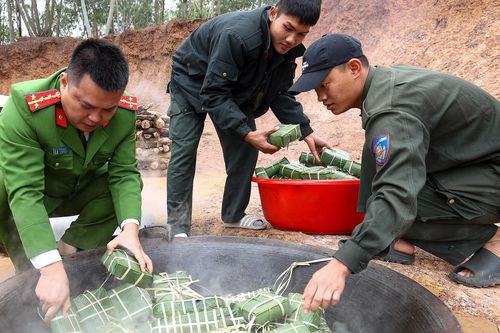 Cảnh sát cơ động gói bánh chưng đón Tết Giáp Thìn 2024