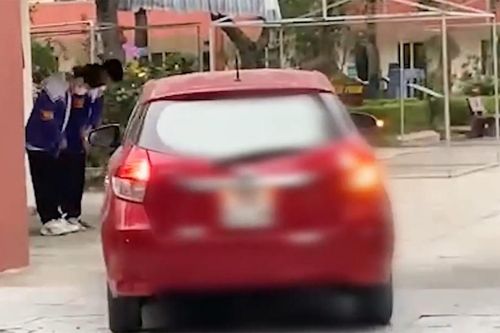 Vụ học sinh cúi chào trong giá rét: Giáo viên có lời lẽ thô tục với người phản ánh