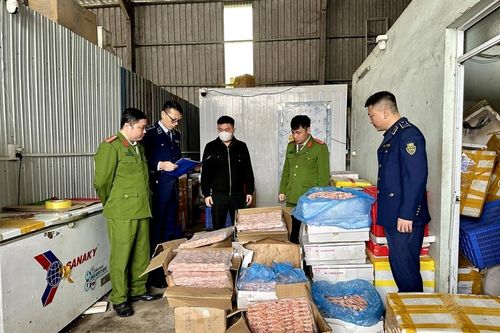 Phát hiện hơn nửa tấn chân gà nhập lậu sắp 'tuồn' ra nhà hàng