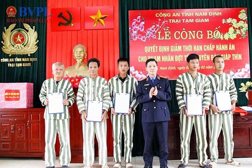 Trao quyết định giảm án cho phạm nhân dịp Tết Nguyên đán