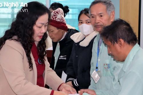 Trưởng ban Tuyên giáo Tỉnh ủy tặng quà cho bệnh nhân nghèo