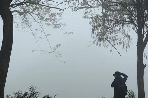 Lý giải tình trạng sương mù dày đặc bao phủ Hà Nội sáng 'Tết ông Công, ông Táo'