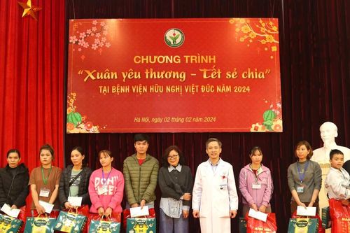 Chương trình 'Xuân yêu thương, Tết sẻ chia' với bệnh nhân ở bệnh viện