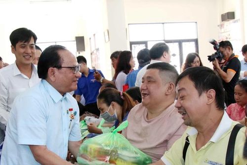 Đồng bào có đạo Thành phố Hồ Chí Minh chung tay hỗ trợ người nghèo đón Tết