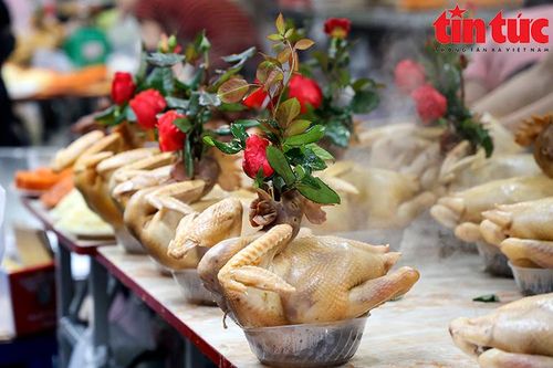 Gà 'cánh tiên' giá gần 1 triệu đắt khách ngày ông Công ông Táo