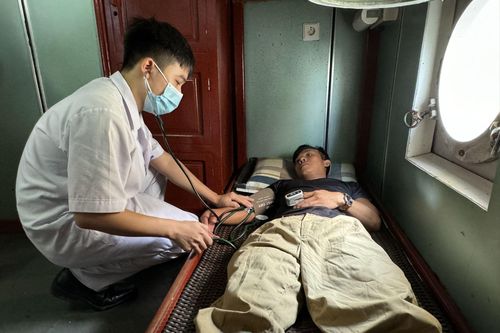 Tàu Hải quân bàn giao 5 ngư dân trên tàu cá Bình Định cho cơ quan chức năng