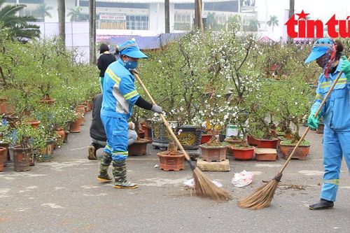 Nỗ lực đảm bảo vệ sinh môi trường chợ hoa Tết