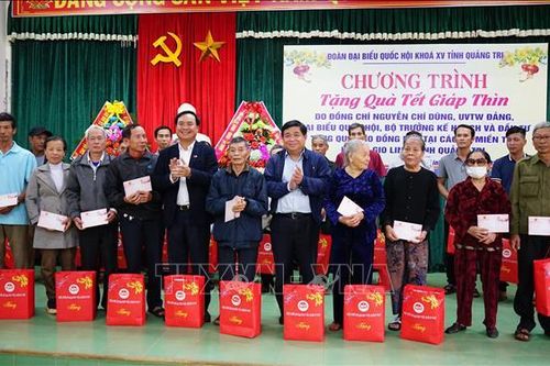 Tặng quà các hộ nghèo, gia đình chính sách, người có công với cách mạng tại Quảng Trị
