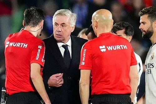Nguyên do nào khiến HLV Ancelotti lao vào sân cãi vã với các trọng tài?