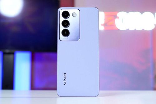 CLIP: Trên tay smartphone 5G, chống nước, RAM 8 GB, sạc 80W, giá 'hạt dẻ'